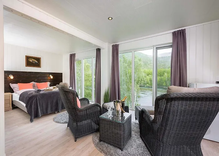 Reisa بيت خشبي *